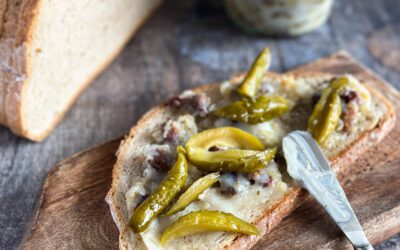 Smalec z gęsiej skóry ze skwarkami, cebulą i jabłkiem 