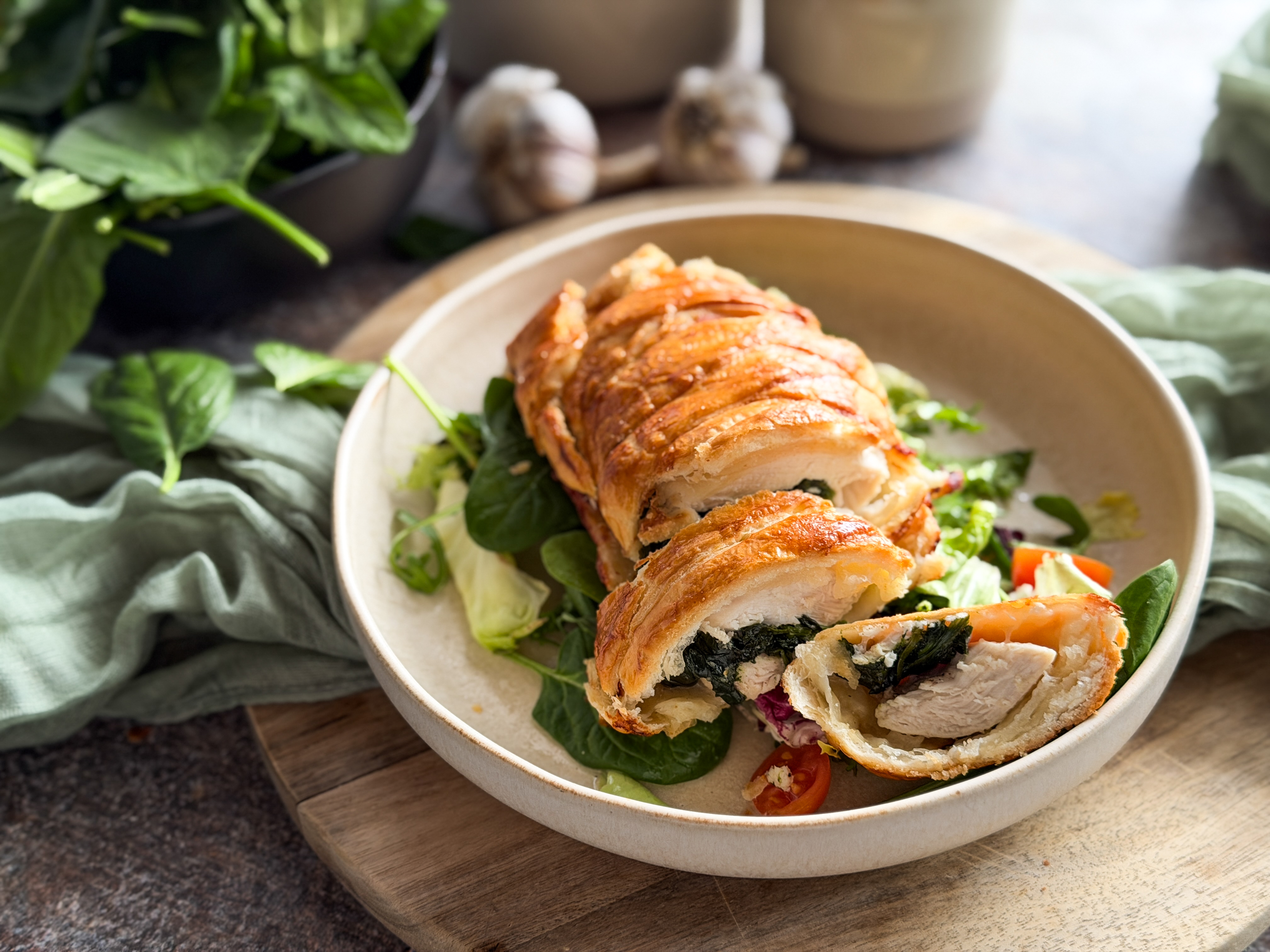 Pierś z kurczaka w cieście francuskim z gorgonzolą i szpinakiem