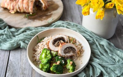 Rolada z indyka z pieczarkowym farszem i chrupiącym boczkiem