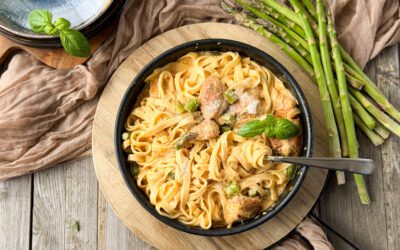 Kremowy kurczak ze szparagami i porem